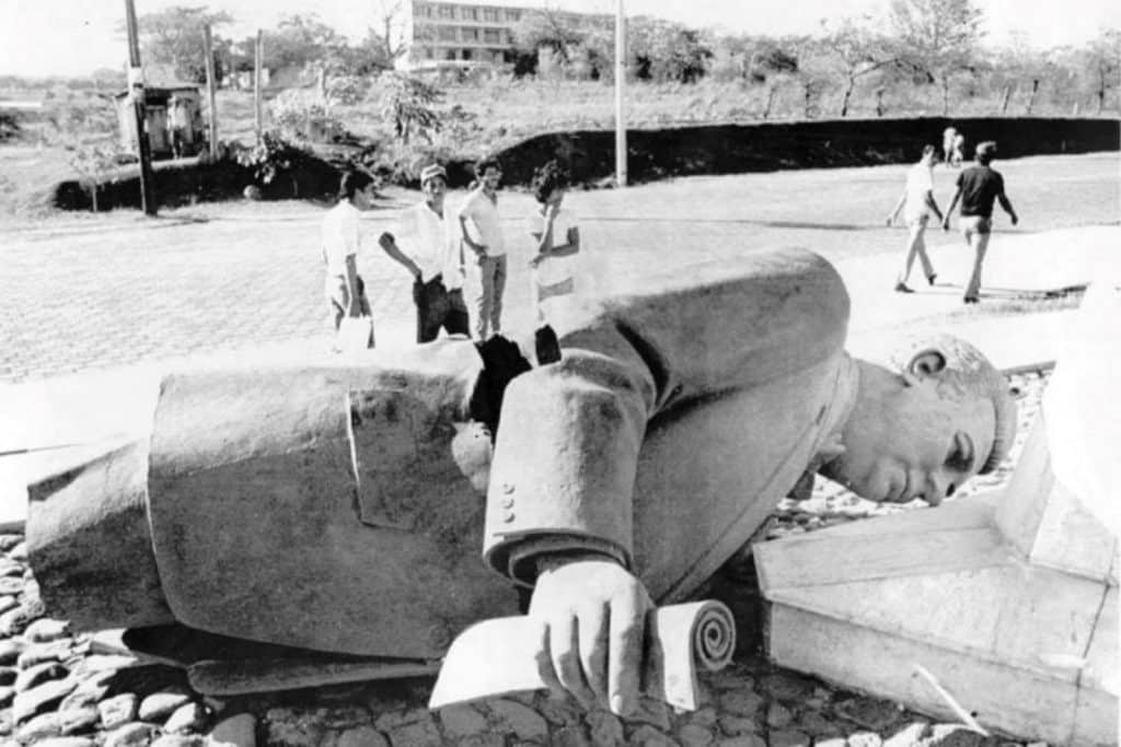 Monumento de Luis Somoza Debayle fue destruido como una muestra de celebración del pueblo de Nicaragua, tras haberse librado de la tiranía dictatorial de los Somoza.