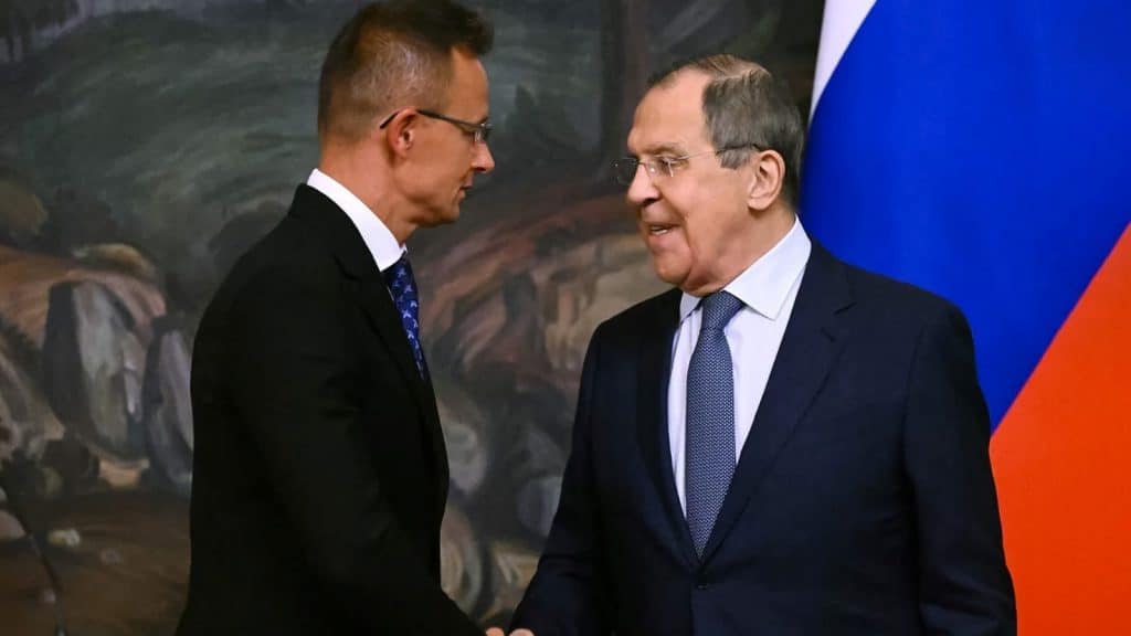 Canciller de Hungría, Peter Szijjarto, junto a su homólogo de Rusia, Serguéi Lavrov.