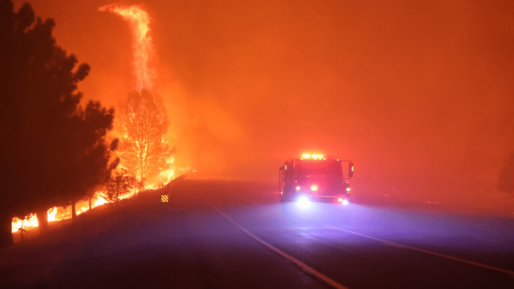 En EEUU, los equipos de bomberos están ocupados controlando 102 grandes incendios forestales activos en todo el país.