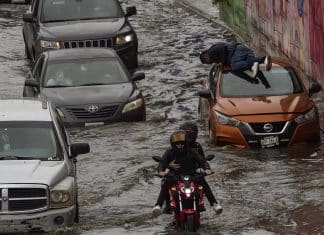 Intensas lluvias continúan afectando a México Inundaciones, deslizamientos e incidentes han sido provocados por intensas lluvias en México.