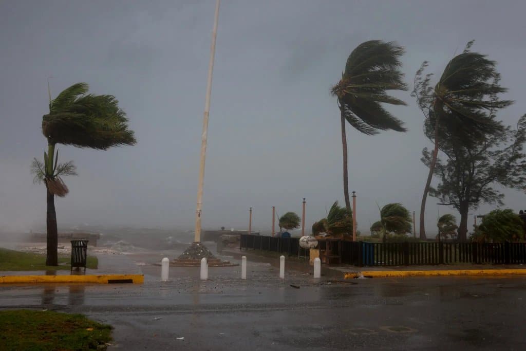 Según el último informe de la agencia meteorológica de Jamaica, se espera que las lluvias del huracán persistan en el centro y oeste de la isla, junto con vientos intensos.