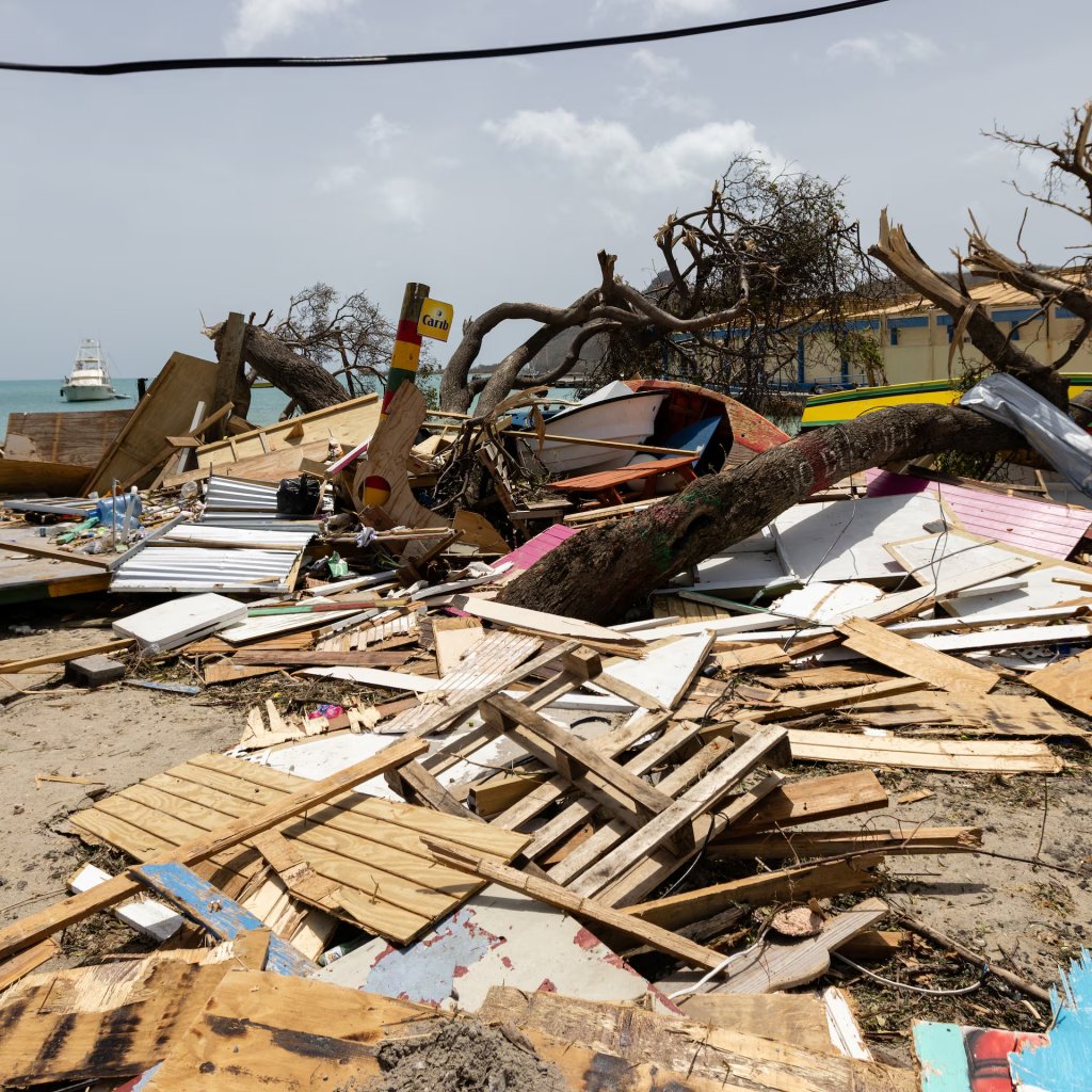 La llegada inminente del huracán Beryl, clasificado como categoría 4 según la escala Saffir-Simpson, a las costas de Quintana Roo en el Caribe mexicano, ha mantenido a los servicios de emergencia y a la población en estado de alerta máxima.