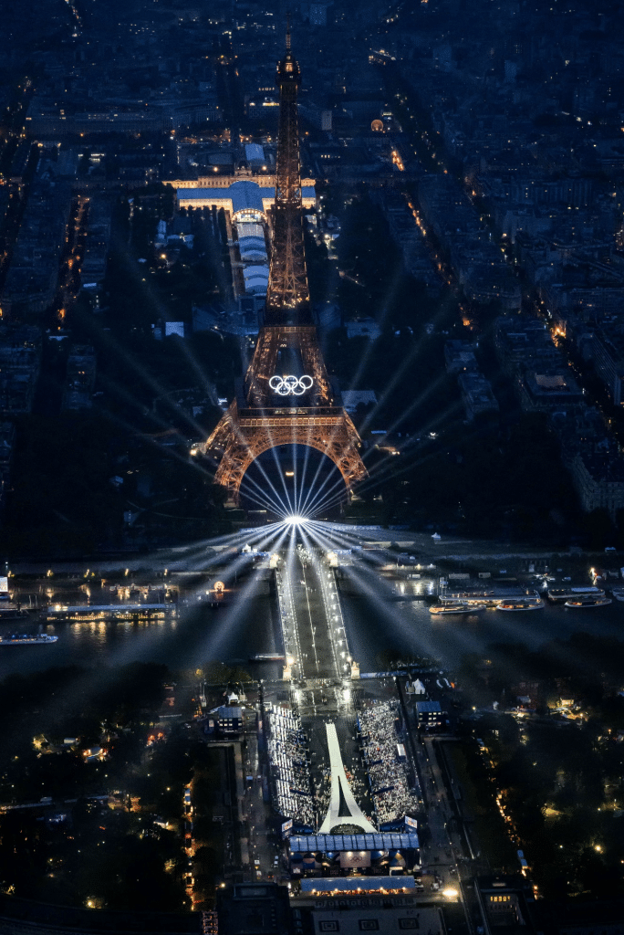 La Torre Eiffel ilumina la Ciudad de las Luces en la apertura de los Juegos Olímpicos 2024.