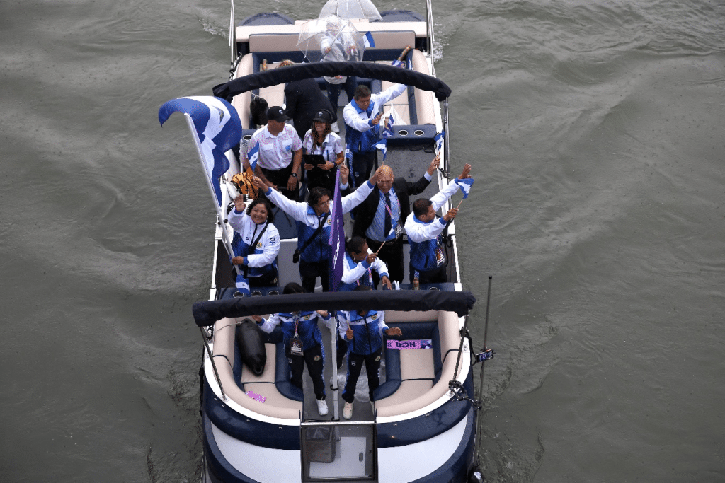 Delegación de Nicaragua, liderada por los atletas Izayana Marenco y Gerald Hernández.