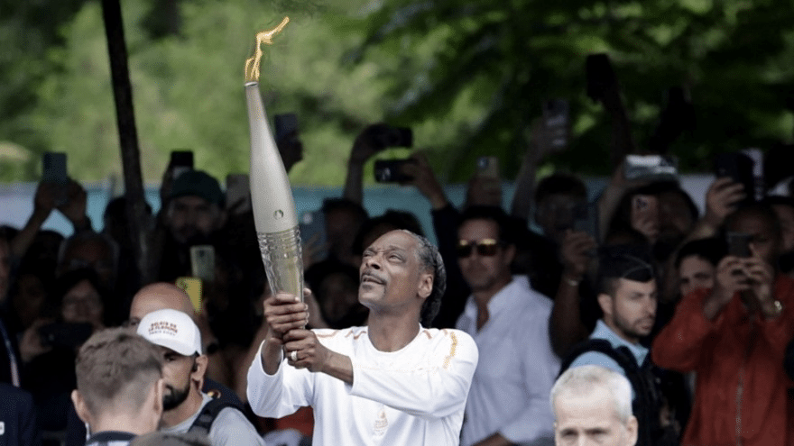 El rapero Snoop Dogg en París, llevando la antorcha olímpica unas horas antes de la ceremonia de apertura oficial.