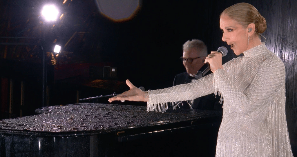 Celine Dion ofrece una actuación en vivo desde la Torre Eiffel en la ceremonia de apertura de los Juegos Olímpicos.