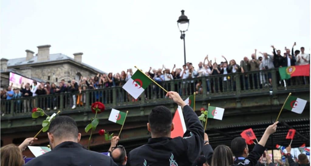 Delegación de Argelia lanzó rosas en el río Sena como un tributo a la “Masacre de París” en 1961