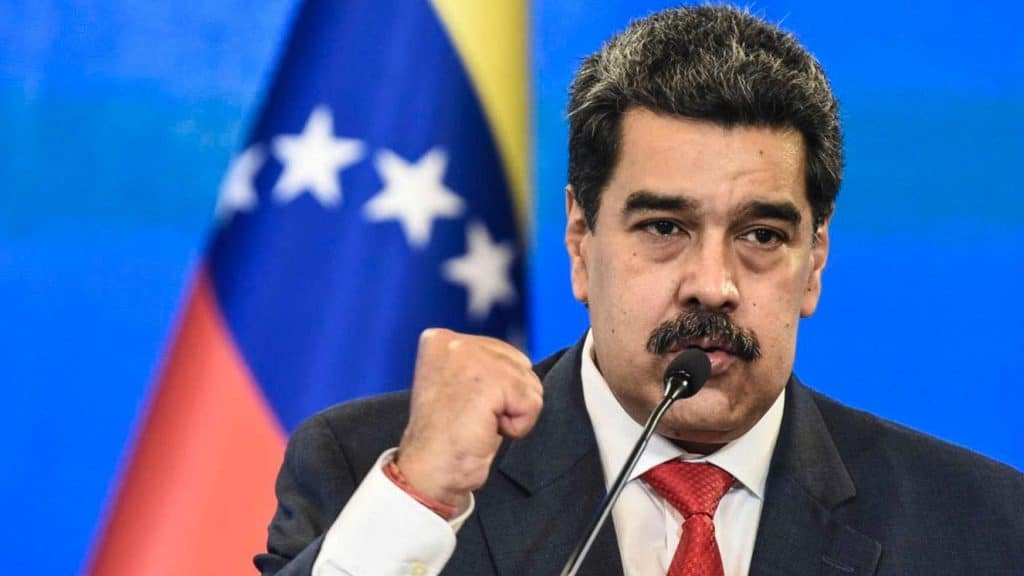 Maduro denuncia intentos de "manchar" el proceso democrático de Venezuela en el cierre de su campaña electoral.