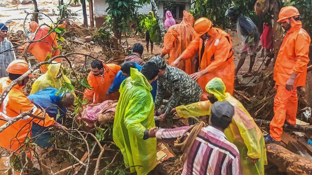 Más de 100 fallecidos y cientos desaparecidos en mortal deslave en Kerala, India.