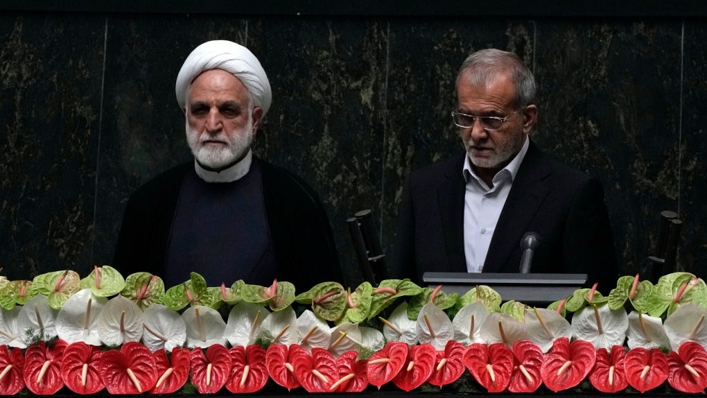 Masud Pezeshkian fue investido como presidente de Irán durante una ceremonia realizada en la sede del Parlamento iraní, tras ser ratificado por el líder supremo del país, el ayatolá Alí Jamenei.