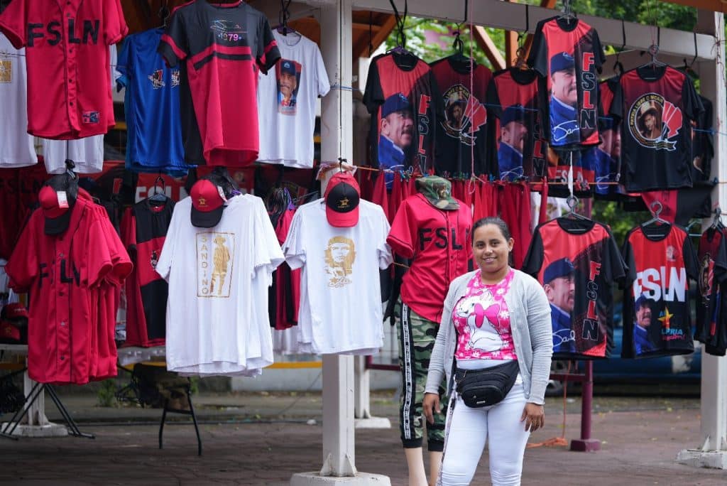 Comerciantes ofrecen todo tipo de diseños suvenires alusivos al 45 aniversario de la Revolución Sandinista.