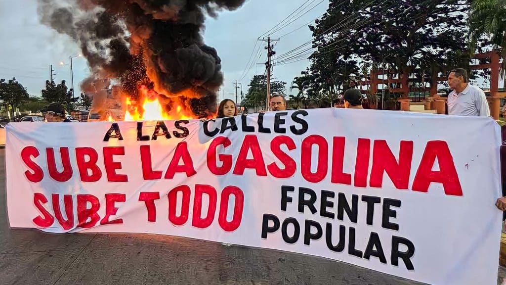 Movilización ciudadana en Ecuador ante medidas de aumento de gasolinas.