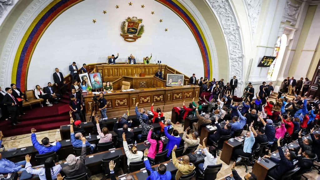 Parlamento de Venezuela ratifica resultados electorales y confirma victoria de Maduro.