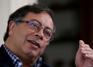 Petro: Yo soy heterosexual, pero jamás escucharán de mí una palabra transfóbica Petro afirmó ser heterosexual, sin embargo, aseguró que jamás escucharan una palabra transfóbica de su parte.