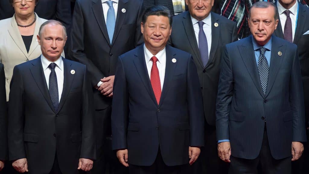 Putin, Xi y Erdogan se reúnen en la Cumbre de la OCS, un evento clave para las relaciones internacionales.