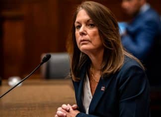 Renuncia jefa del Servicio de Inteligencia de EEUU tras intento de asesinato de Trump Cheatle abandona el cargo de directora del Servicio Secreto de EEUU, en respuesta a fallos de seguridad.