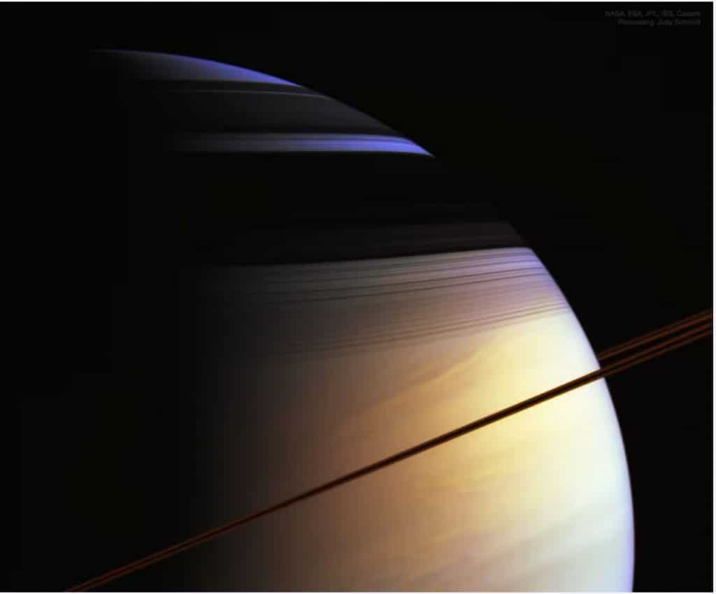 "Cuando Cassini orbitó Saturno". Esta imagen fue tomada en 2005, cuando el robot espacial Cassini orbitaba Saturno (desde 2004 hasta 2017). Esta fotografía marcó un hito, ya que por primera vez se pudo tener una idea de cómo sería acercarse al gigantesco planeta anillado.