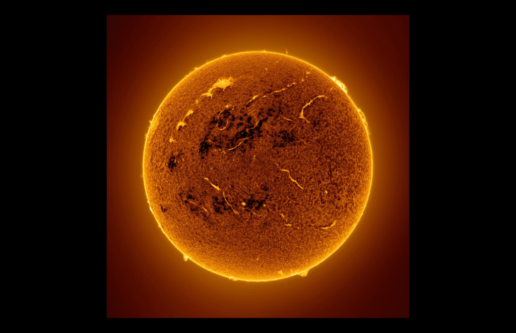 Una ballena navegando al Sol de Eduardo Schaberger Poupeau. En las profundidades del Sol, una colosal estructura de plasma emerge como una ballena fantasmal, navegando por la superficie ardiente. Esta impresionante formación, capturada por las cámaras de alta resolución de un observatorio solar, no solo nos ofrece una fascinante visión de la dinámica solar, sino que también pone de manifiesto la extraordinaria capacidad del cerebro humano para encontrar patrones familiares en estímulos abstractos, un fenómeno conocido como pareidolia.