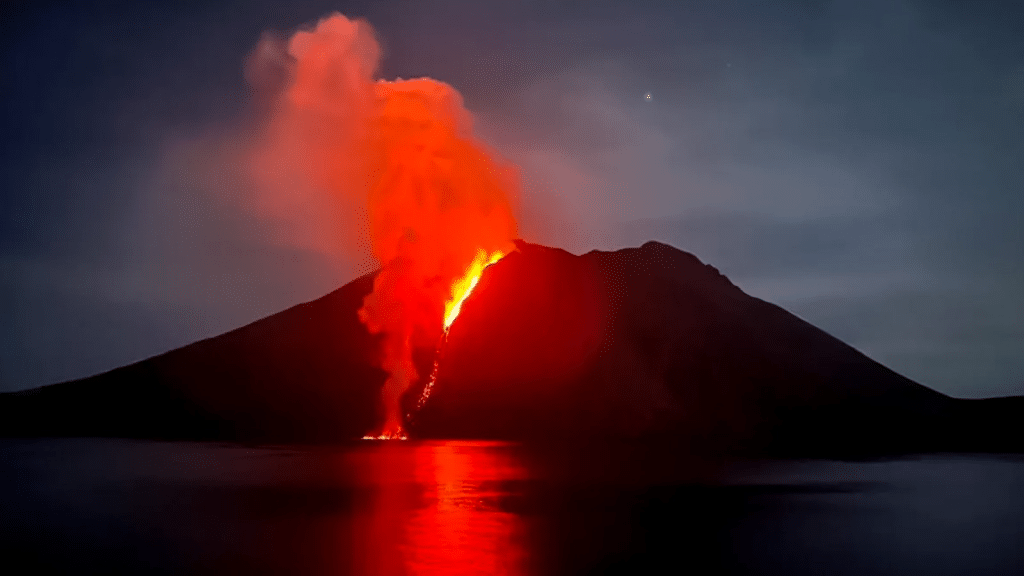 Formación de delta de lava en Estrómboli preocupa a las autoridades italianas.