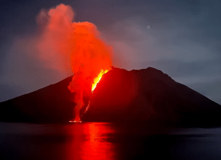 Tras su erupción el Volcán Estrómboli de Italia crea peligroso delta de lava Formación de delta de lava en Estrómboli preocupa a las autoridades italianas.