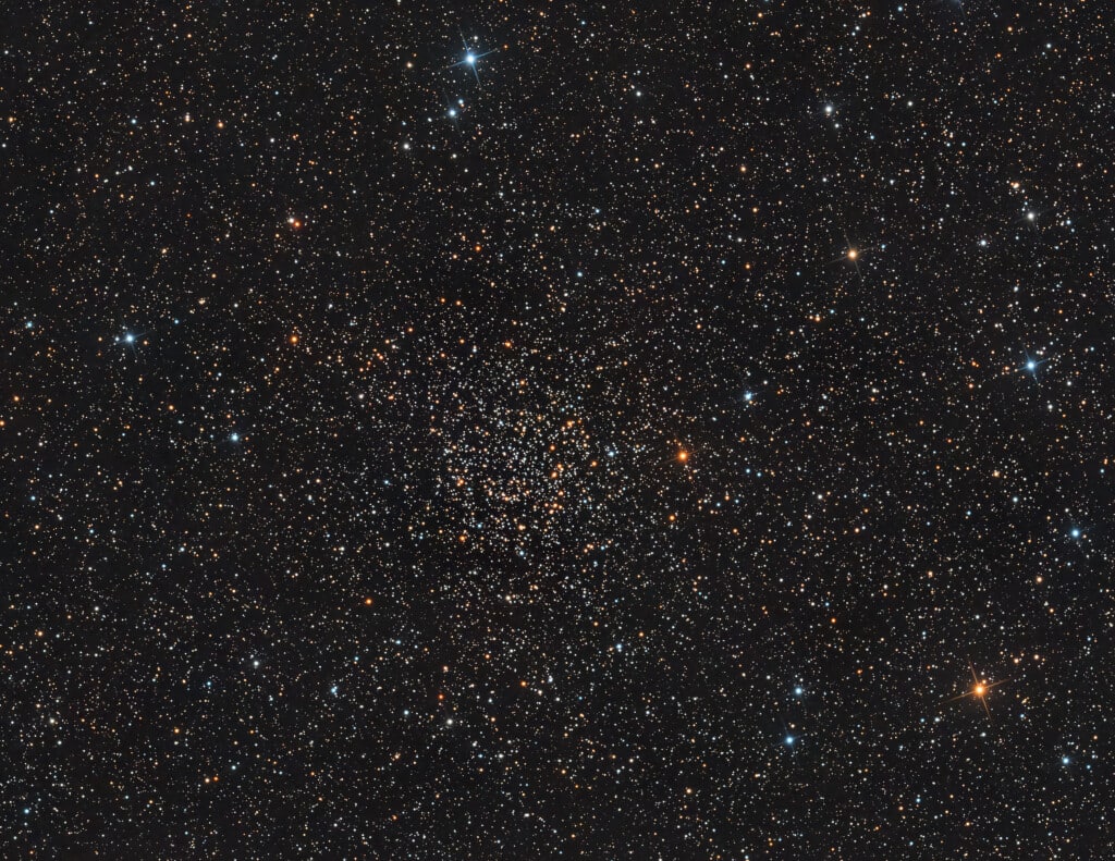 El cúmulo de estrellas NGC 7789. Situado entre los densos campos estelares de la Vía Láctea, el cúmulo se encuentra a aproximadamente 8,000 años luz de distancia, en dirección a la constelación de Casiopea. Descubierto a finales del siglo XVIII por la astrónoma Caroline Lucretia Herschel, este cúmulo es también conocido como la Rosa de Carolina.