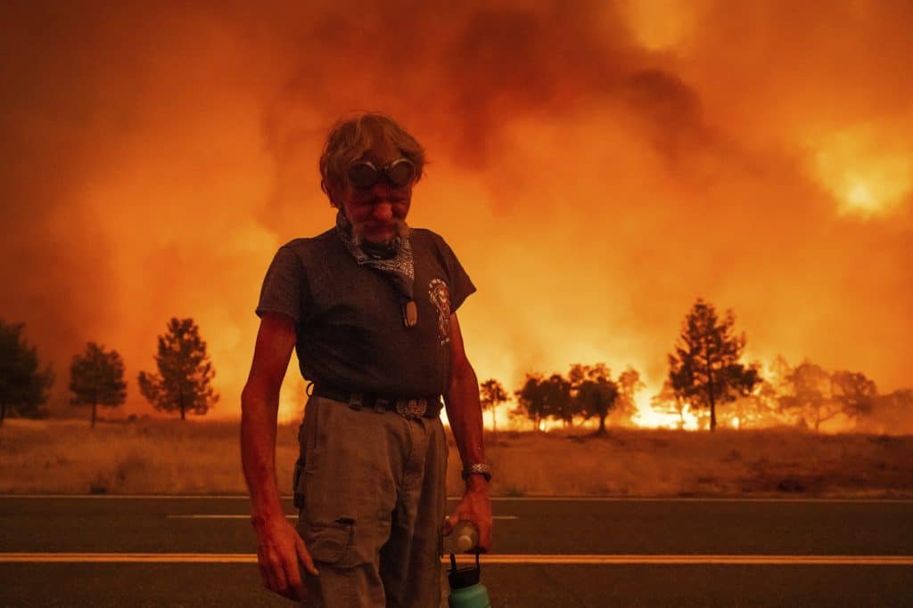 El gobernador de California, Gavin Newsom, anunció el envío de más efectivos desde Texas para ayudar a combatir el incendio, que ha obligado a evacuar a más de 4,200 personas.