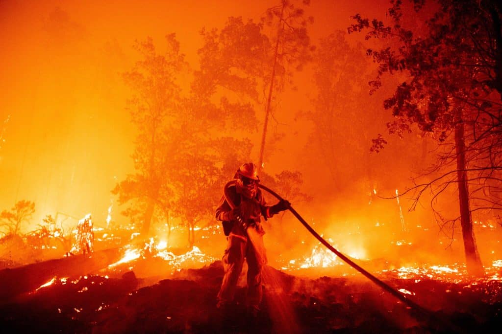 El mayor incendio forestal del año en California sigue fuera de control, con más de 4,800 bomberos trabajando para contenerlo.