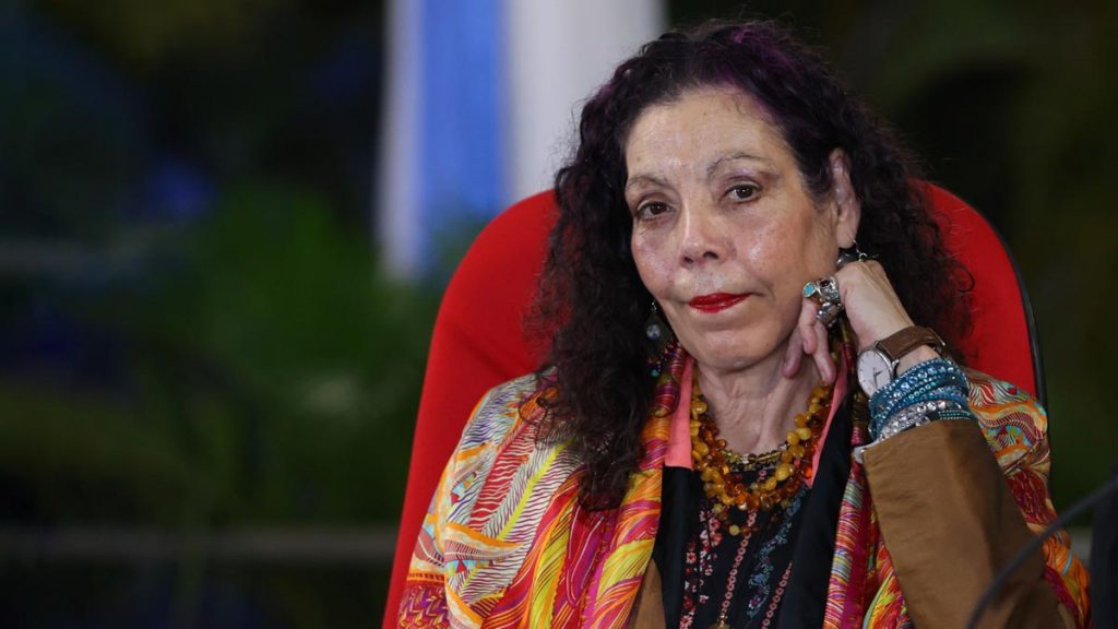 La vicepresidenta Rosario Murillo anunció la llegada de más de 700 delegados internacionales para celebrar la victoria sobre la tiranía somocista, destacando el liderazgo continuo del FSLN y la combinación de cristianismo, socialismo y solidaridad en sus luchas.