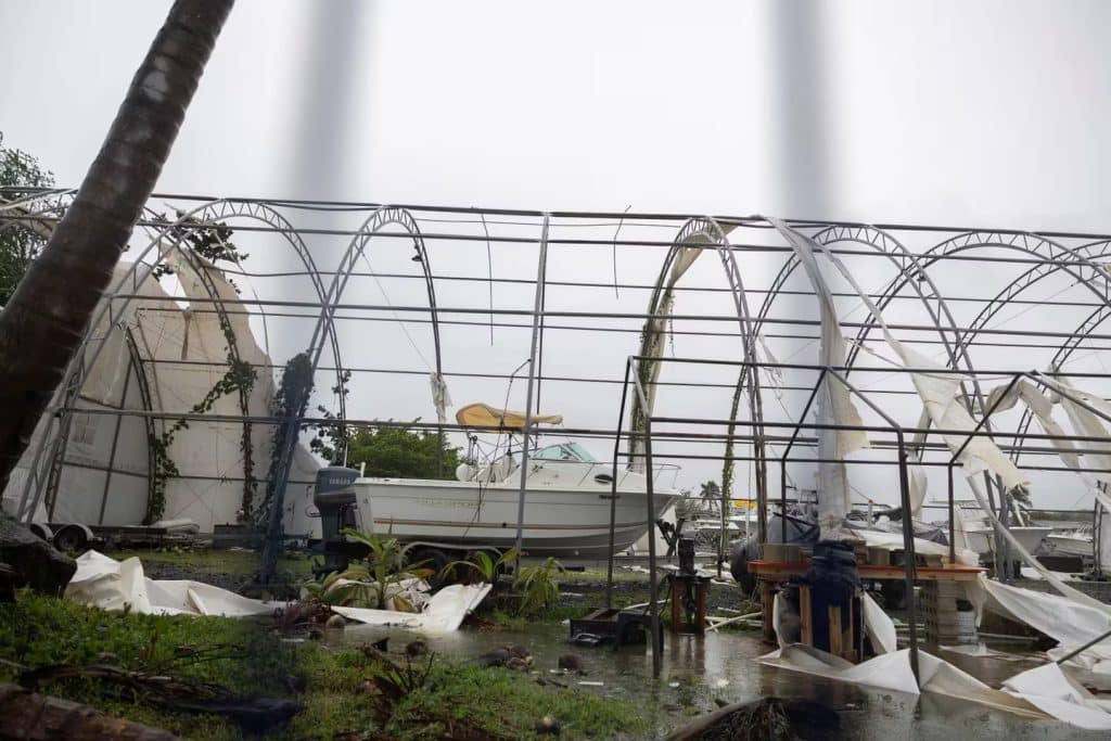 La cubierta de un muelle de embarcaciones en Fajardo, Puerto Rico, quedó gravemente dañada tras el paso de la tormenta tropical Ernesto.