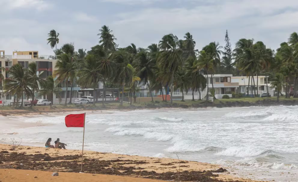 Intensos vientos causaron fuerte oleaje en la playa La pared.