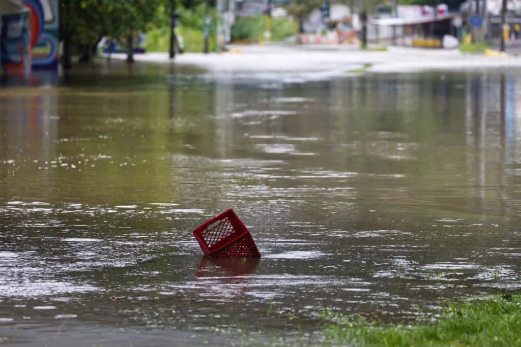 Carretera inundada, tras el paso del huracán Ernesto en Puerto Rico