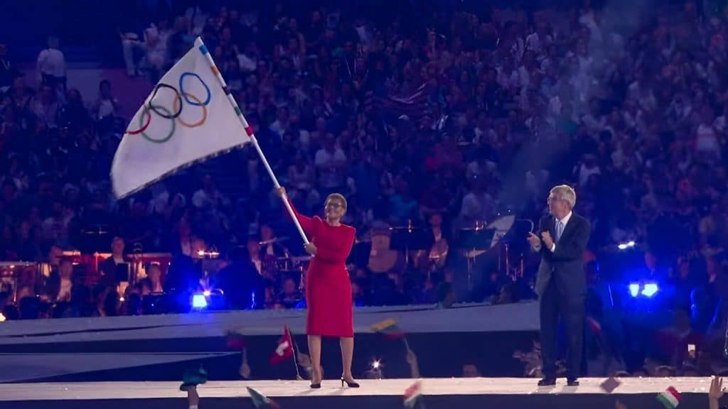 La entrega de la bandera olímpica, marca el inicio hacia Los Ángeles 2028.