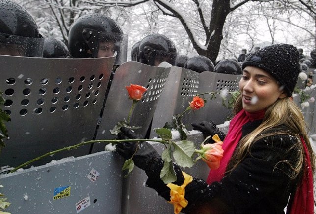 Según la seguridad exterior de Rusia, en Georgia una vez más se pondrá en práctica el “guion clásico” de “una revolución de color”.