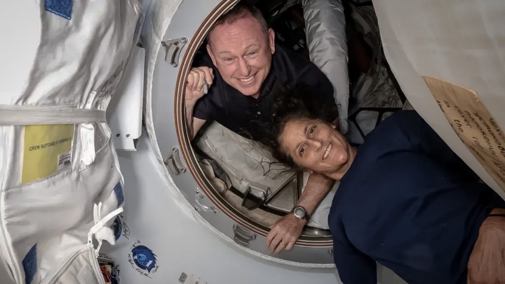 Dos astronautas se encuentran atrapadas en la Estación Espacial Internacional.