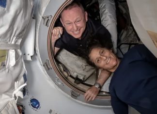 Dos astronautas se encuentran varados en el espacio, debido a fallos en su nave Dos astronautas se encuentran atrapadas en la Estación Espacial Internacional.
