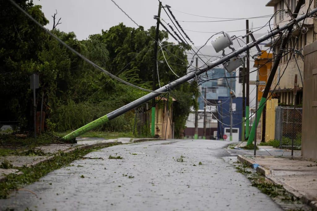 Árboles y postes de tendido eléctrico colapsaron a causa del paso del huracán Ernesto, sobre Puerto Rico.