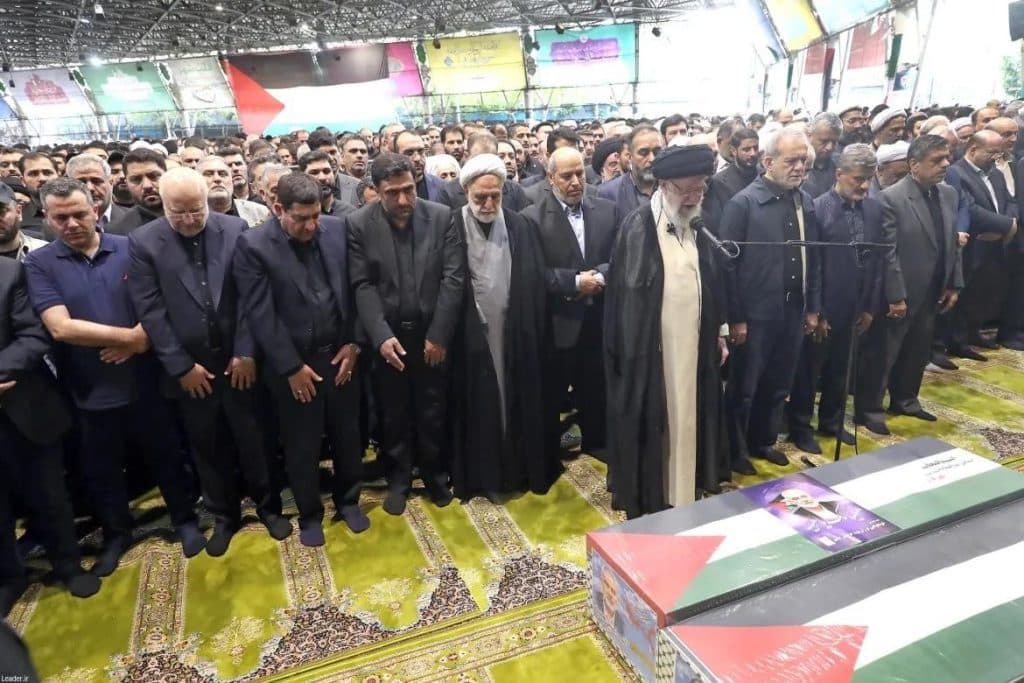 El ayatolá Ali Khamenei dirigió las oraciones fúnebres por Ismail Haniyeh.