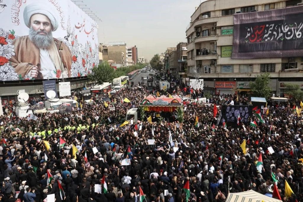 En el centro de Teherán, miles de personas con pancartas de Haniyeh y banderas palestinas se congregaron para la procesión fúnebre.