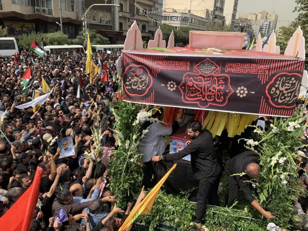 Los iraníes participan en la procesión fúnebre en Teherán para despedir al líder de Hamás asesinado, Ismail Haniyeh.