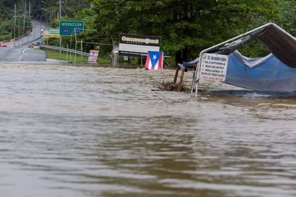 Fuertes inundaciones a causa de las intensas lluvias que dejó el huracán Ernesto, en Puerto Rico.