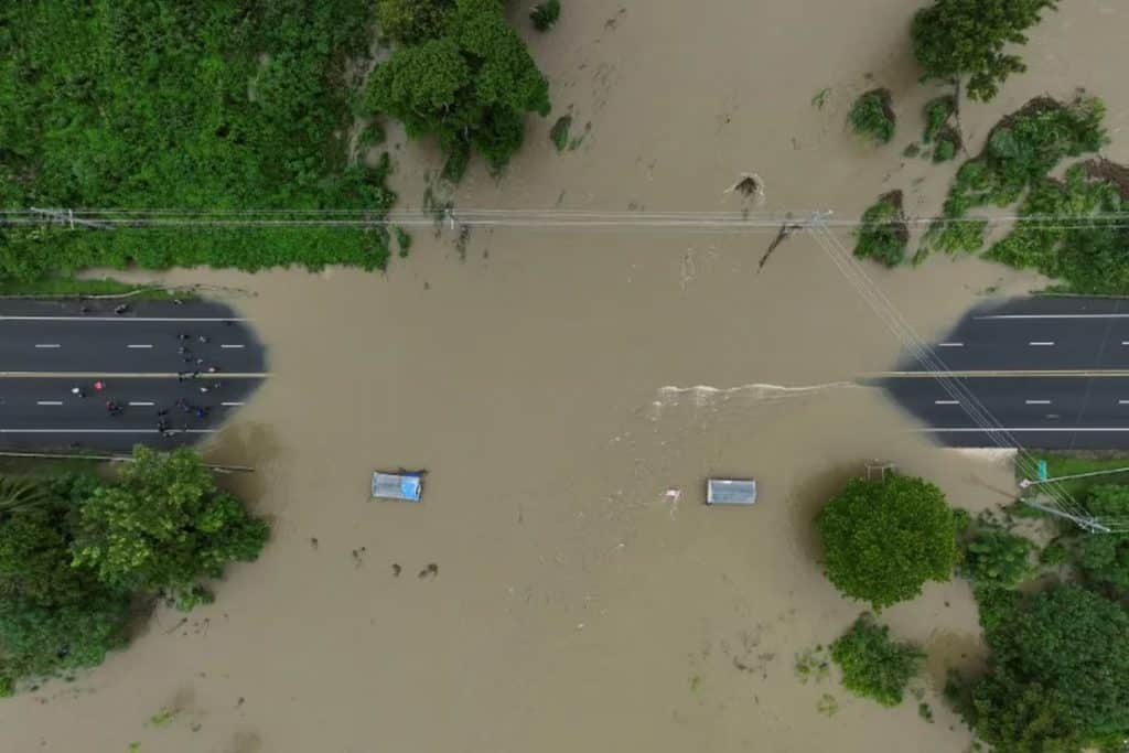 Imagen aérea de cómo las inundaciones bloquearon diferentes vías de circulación en la isla.