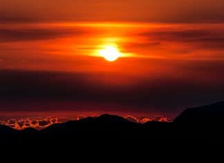 La hora dorada: Los cálidos colores de la caída del atardecer "Hora dorada": el momento del día en que la luz del sol transforma el paisaje.