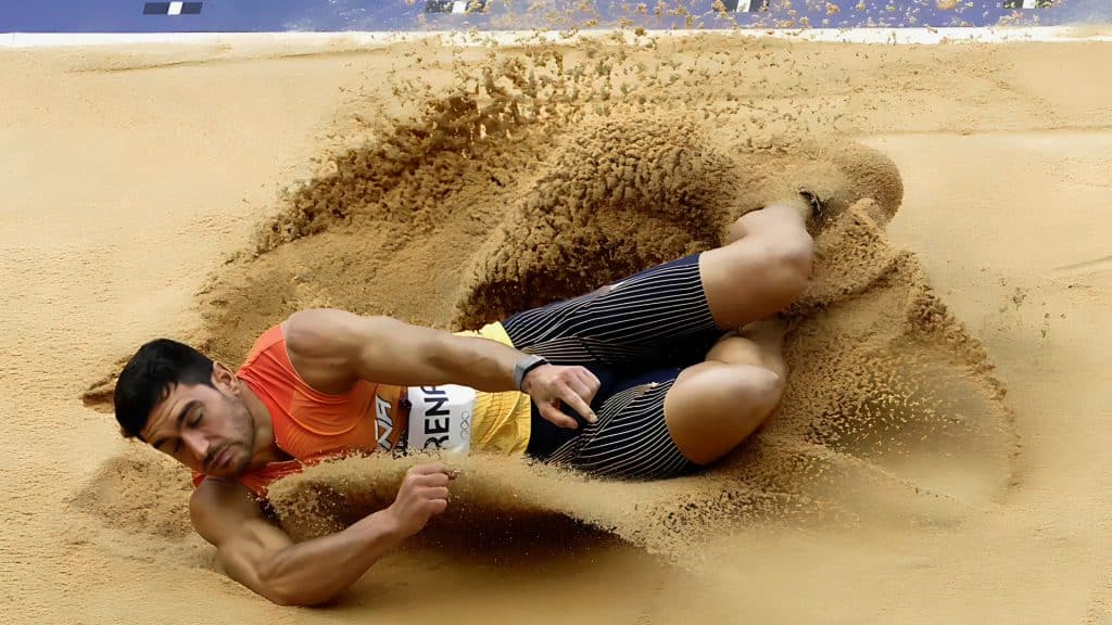 En el salto de longitud de la prueba de decatlón, Jorge Ureña de España compite en las competiciones de atletismo de los Juegos Olímpicos de París 2024.