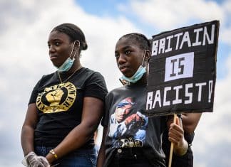 ONU advierte sobre aumento de racismo y xenofobia en Reino Unido La ONU critica al Reino Unido por la persistencia de crímenes de odio y xenofobia.