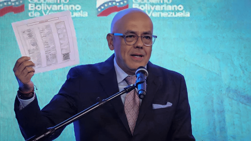 Jorge Rodríguez, presidente de la Asamblea Nacional de Venezuela, desmiente los resultados presentados por la oposición venezolana.