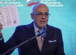 Parlamento de Venezuela califica de «gran farsa» los resultados presentados por Edmundo González Jorge Rodríguez, presidente de la Asamblea Nacional de Venezuela, desmiente los resultados presentados por la oposición venezolana.