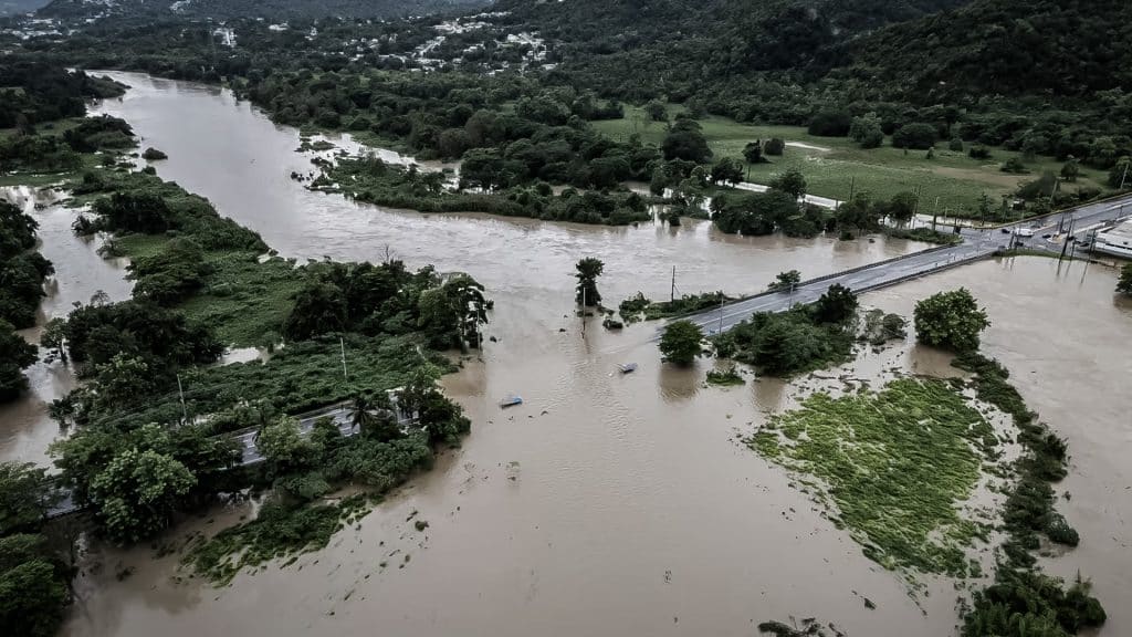 A su paso, el huracán Ernesto provocó fuertes lluvias causando inundaciones, que bloquearon vías de acceso en diferentes zonas de la isla.