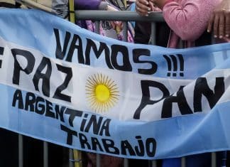 Protestas masivas contra el gobierno en Argentina Por medio de consignas dirigidas contra el gobierno de Milei, los manifestantes denunciaron, que “¡el hambre es un crimen!”