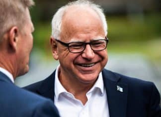 ¿Quién es Tim Walz, el candidato a vicepresidente de EEUU escogido por Harris? Tim Walz, actual gobernador de Minnesota, fue escogido por Kamala Harris, como compañero de fórmula para la vicepresidencia de EEUU