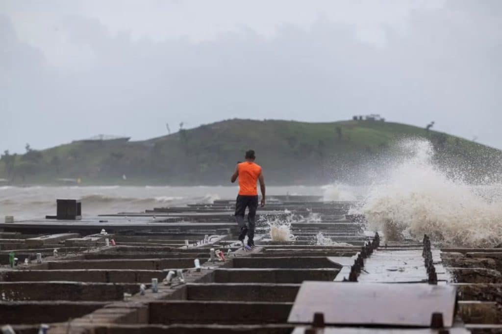 Un muelle quedó destrozado a causa de los fuertes vientos del huracán Ernesto.